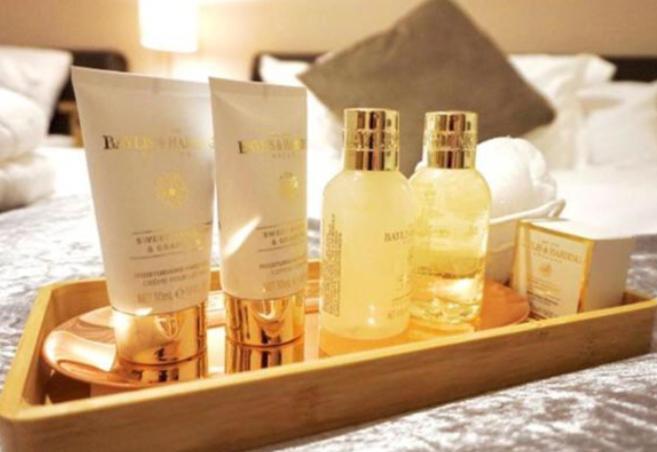 Stratton Cottage Guesthouse Біґґлсуейд Екстер'єр фото A selection of amenities by L'Occitane